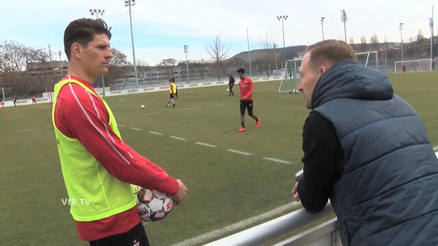 dunkelrot: Manuel meets Mario - Futsal Spezial