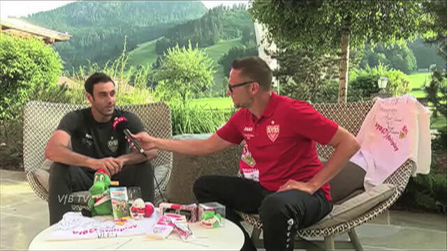"Streif-Schuss" mit Hamadi Al Ghaddioui