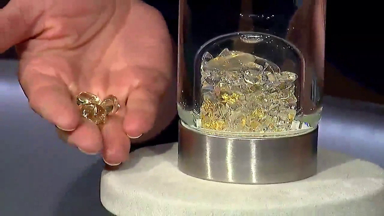 Video Bouteille bien-être Via "Jubilée 12" - Orthose dorée, quartz blanc et feuille d'or 24k (VitaJuwel)