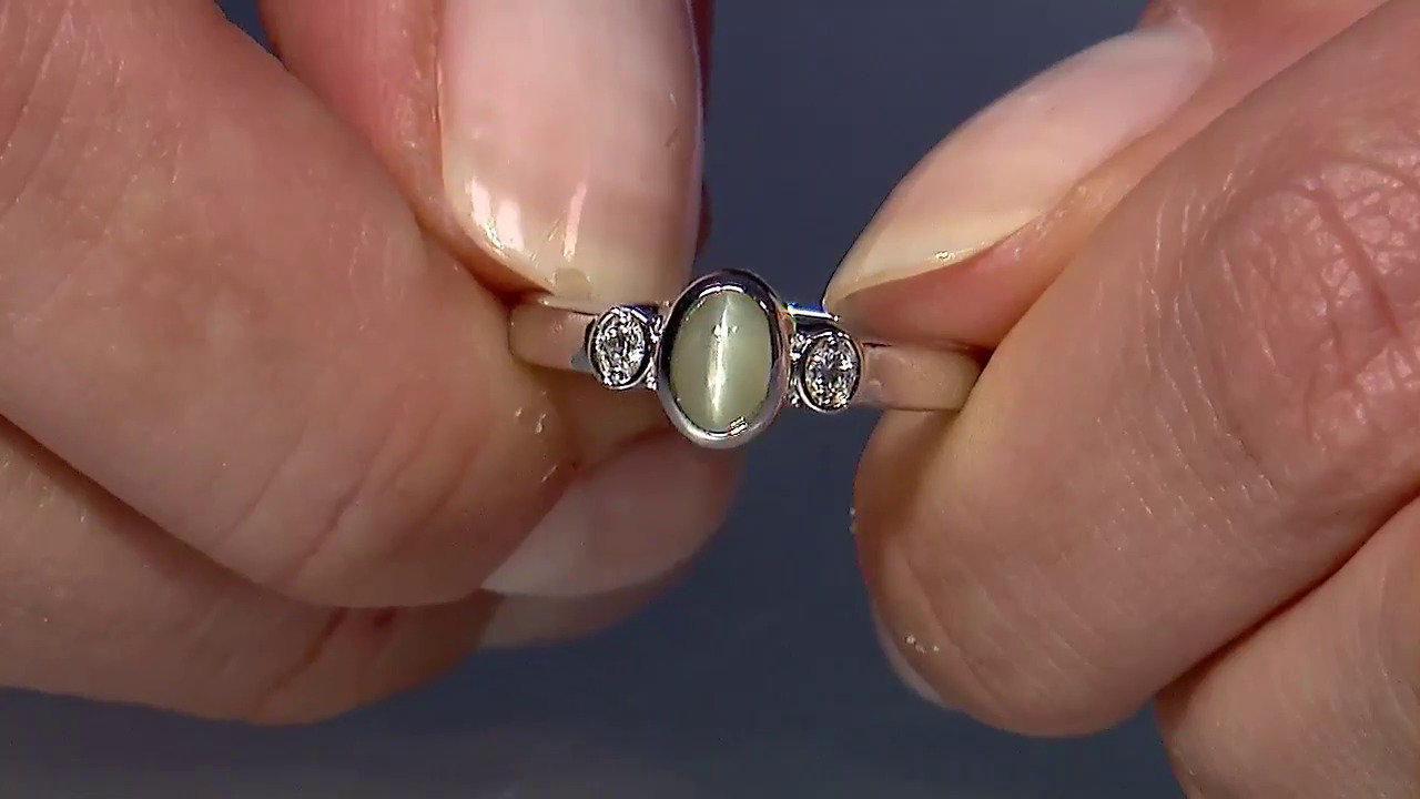 Video Zilveren ring met een kattenoog-chrysoberil