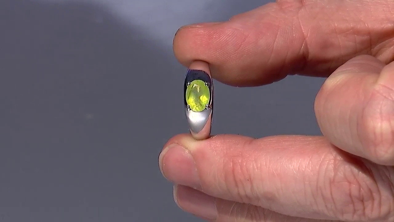 Video Zilveren ring met een Braziliaanse Groene Opaal