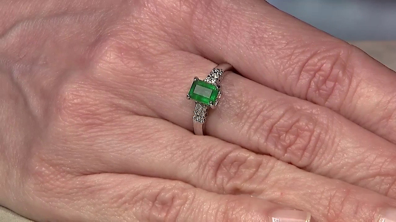 Video Zilveren ring met een Bahia-smaragd