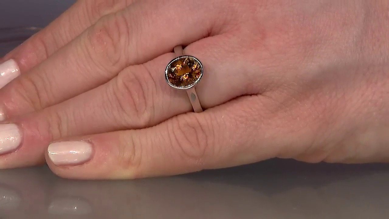 Video Zilveren ring met een Cognac Scapoliet