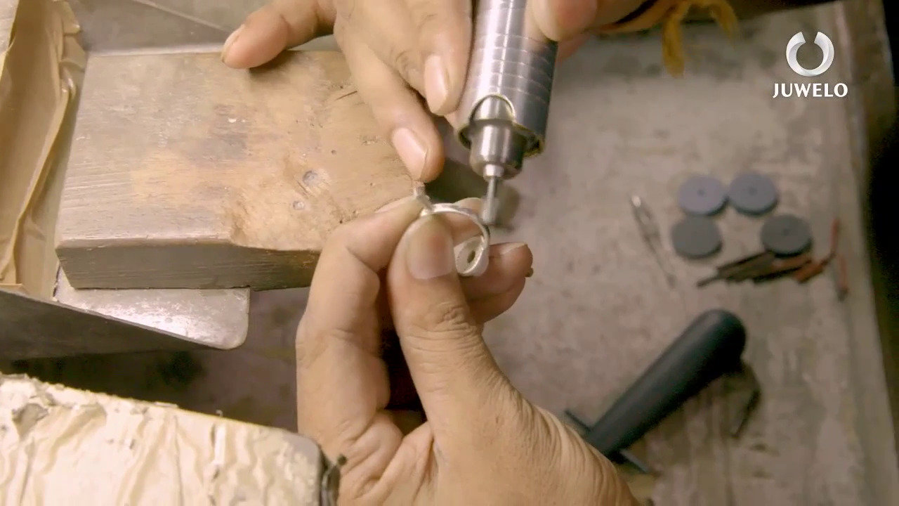 Video Zilveren ring met een Antraciet saffier