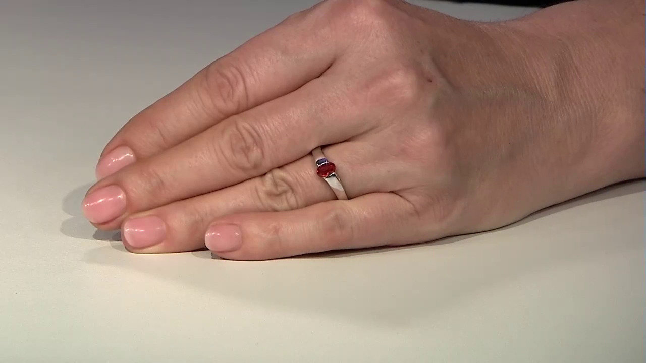 Video Zilveren ring met een avondrode robijn