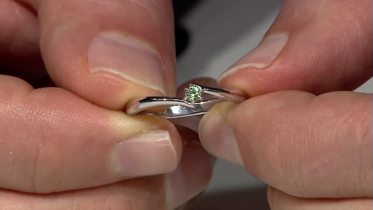 Video Bague en argent et Grenat Démantoïde de Madagascar (John Ferry)