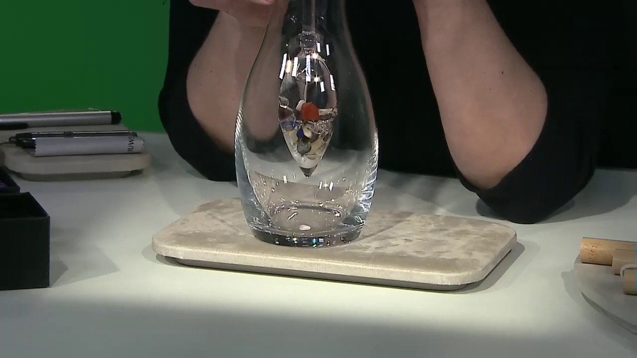 Video Carafe bien-être ayurveda "Jubilé" -  opale blanche, améthyste, quartz blanc, lapis-lazuli, grenat, cornaline et calcite orange (VitaJuwel)