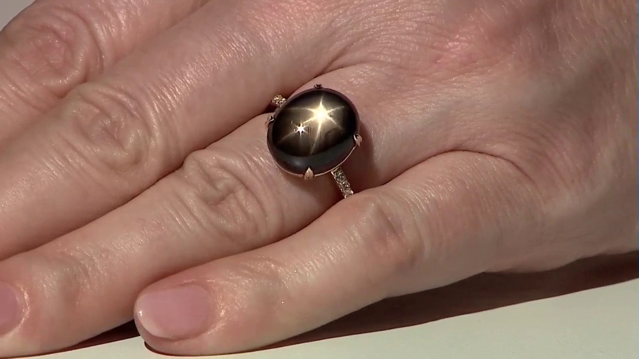 Video Gouden ring met een zwarte ster saffier