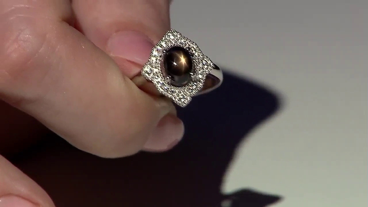 Video Zilveren ring met een zwarte ster saffier