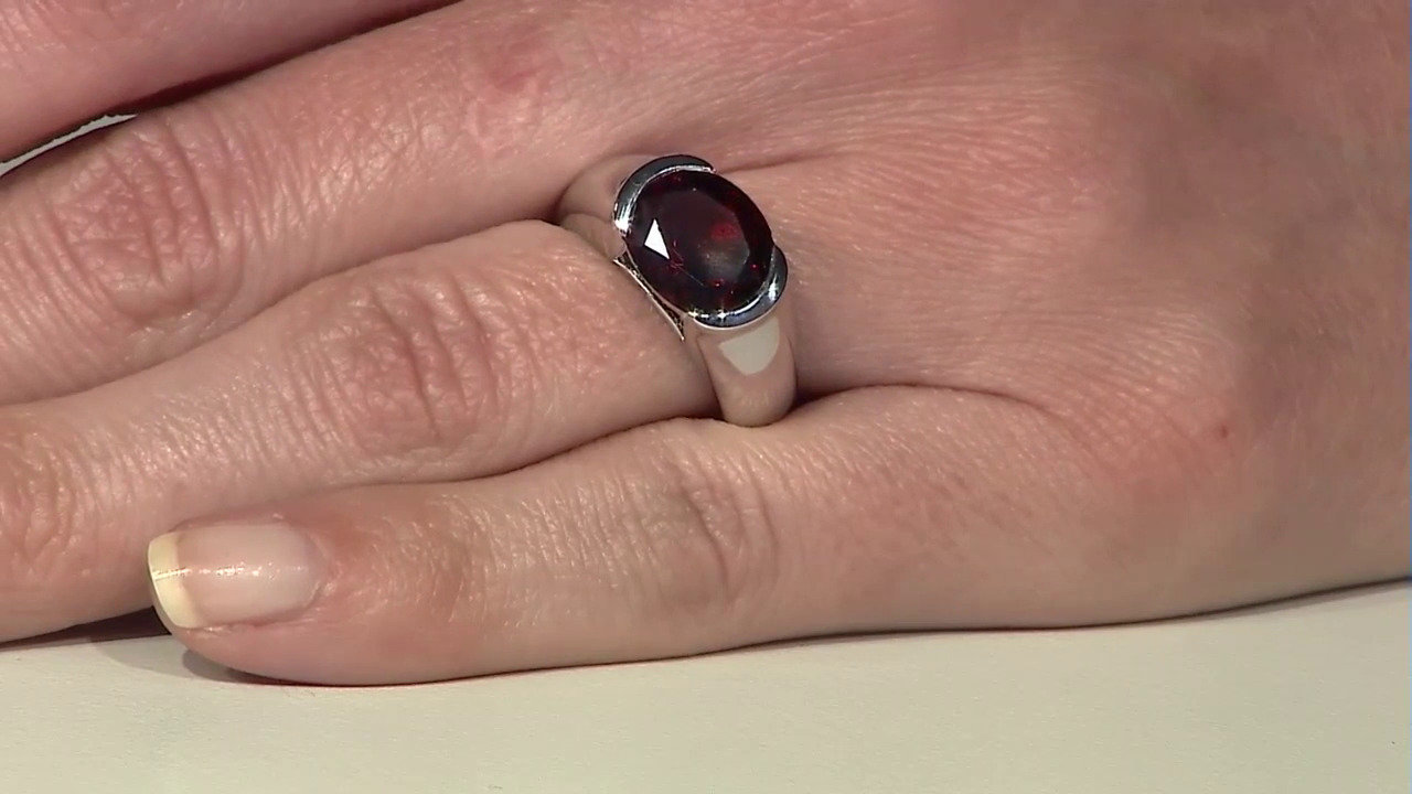 Video Mozambique Garnet Silver Ring