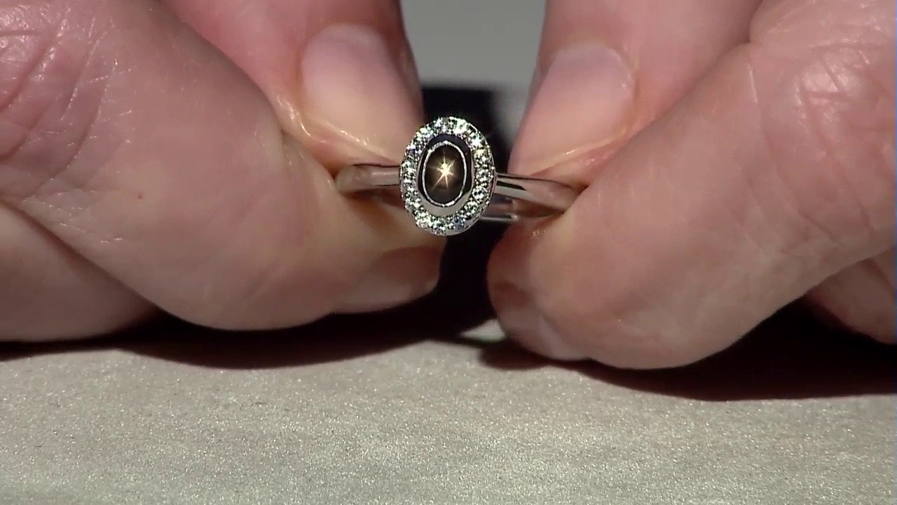 Video Zilveren ring met een zwarte ster saffier
