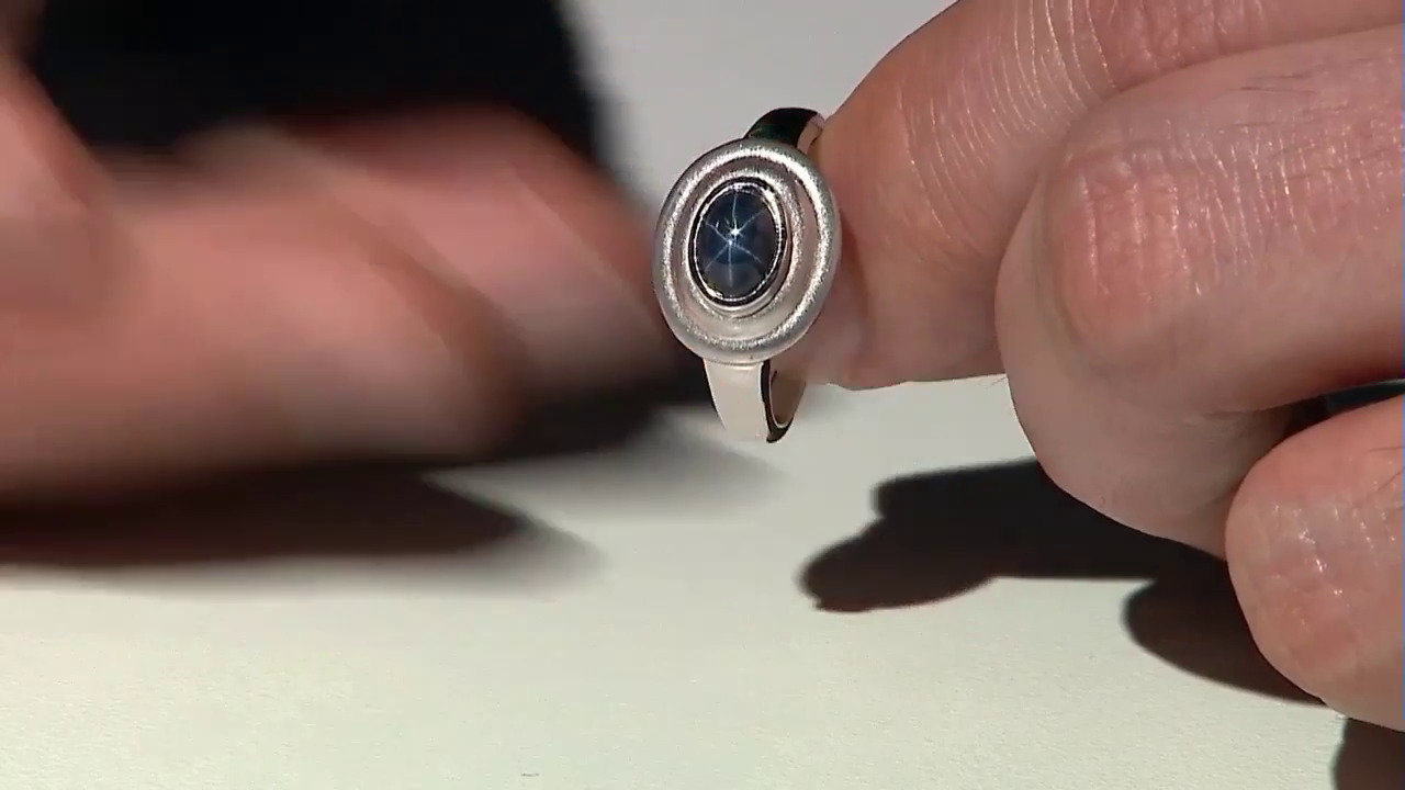 Video Zilveren ring met een blauwe ster saffier (MONOSONO COLLECTION)