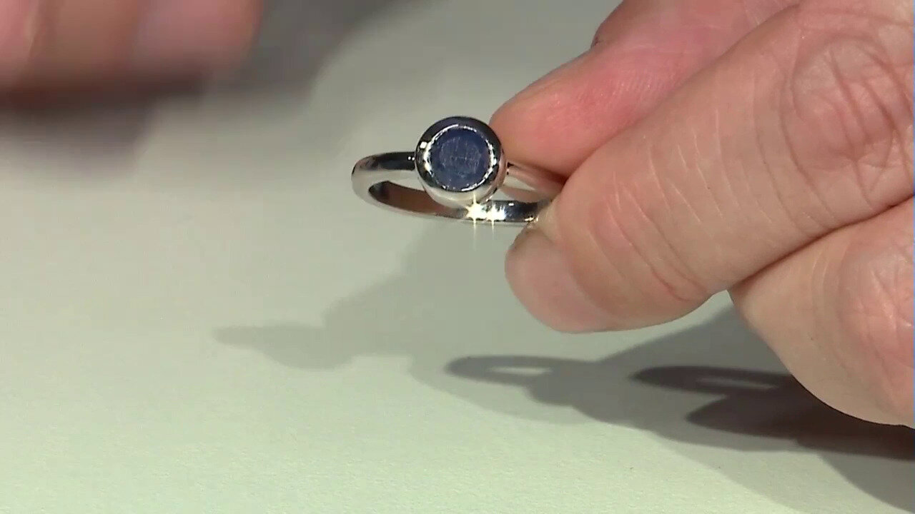 Video Zilveren ring met een Blauwe Mozambque Saffier