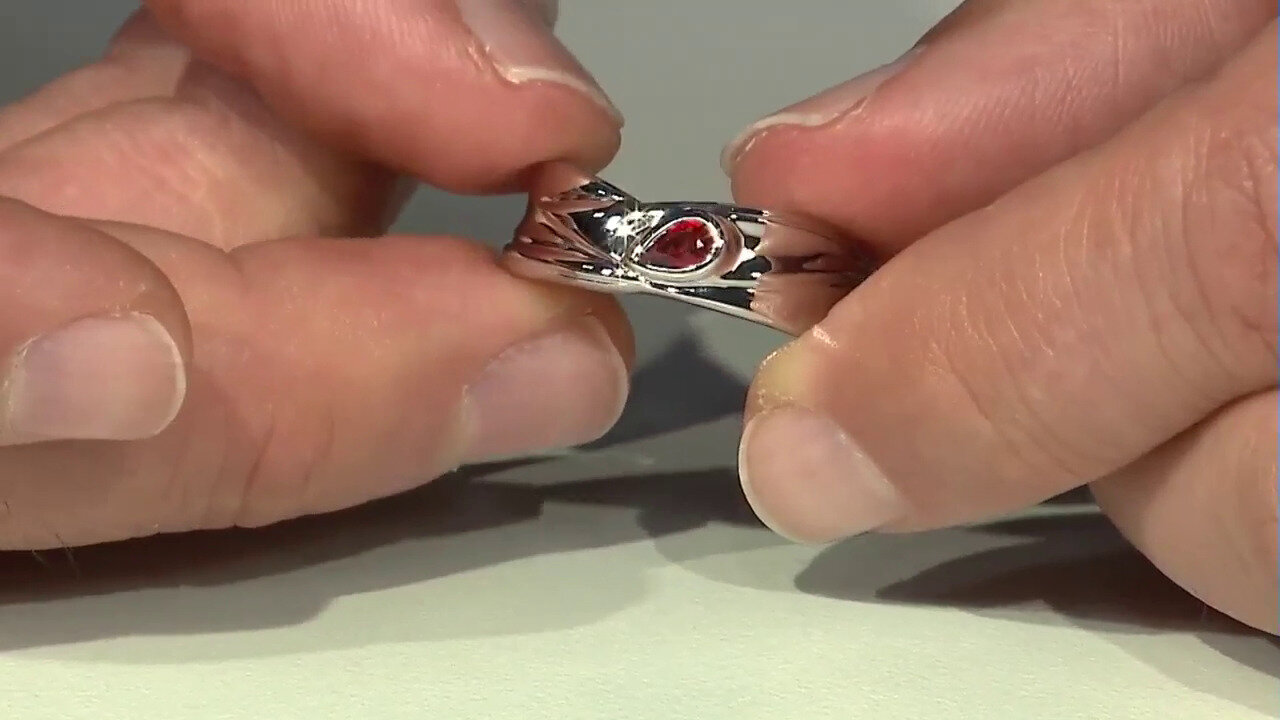 Video Zilveren ring met een avondrode saffier