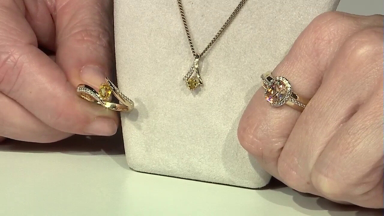 Video 9K Wattle Queensland Sapphire Gold Ring (Mark Tremonti)
