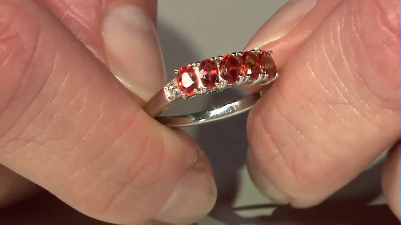 Video Zilveren ring met avondrode robijn