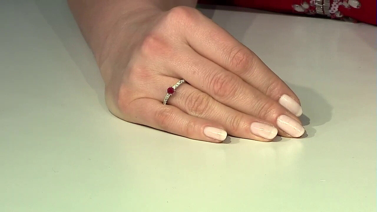 Video Zilveren ring met een Keniaanse robijn
