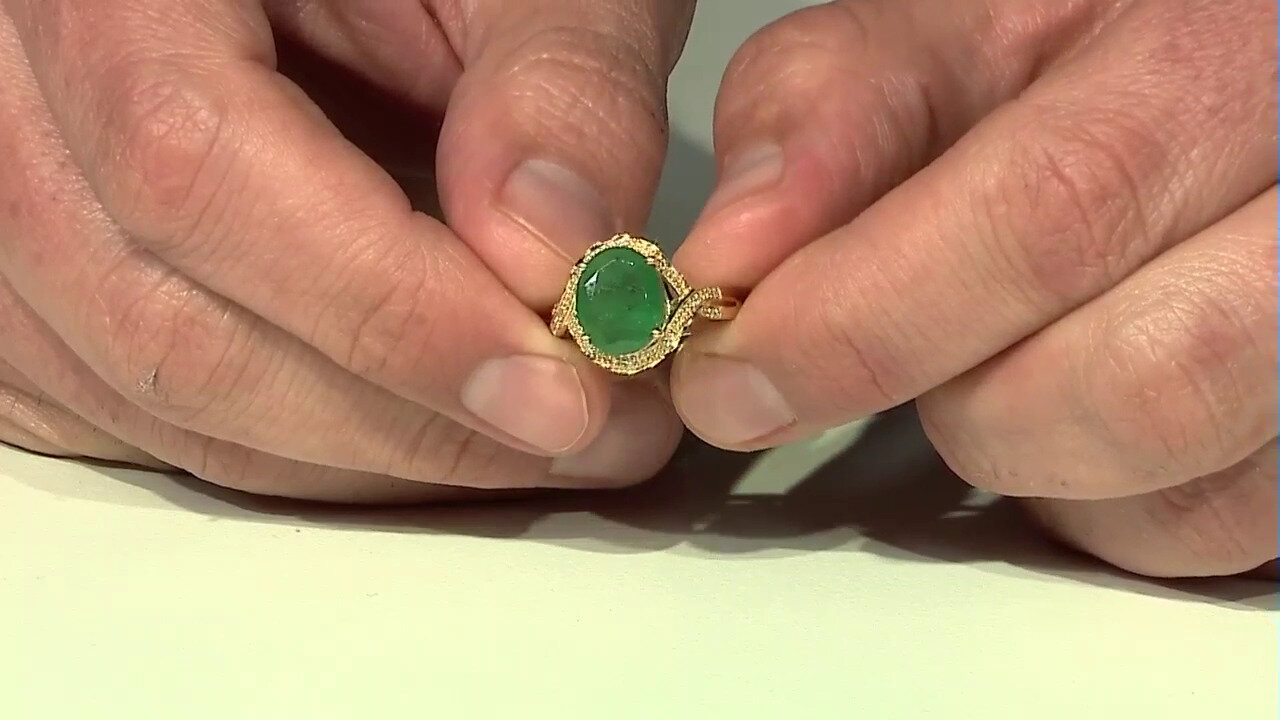 Video Gouden ring met een Zambia-smaragd (AMAYANI)