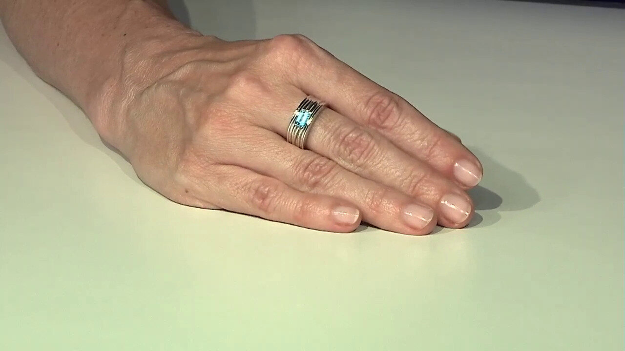 Video Zilveren ring met een Zwitsers-blauwe topaas (TPC)