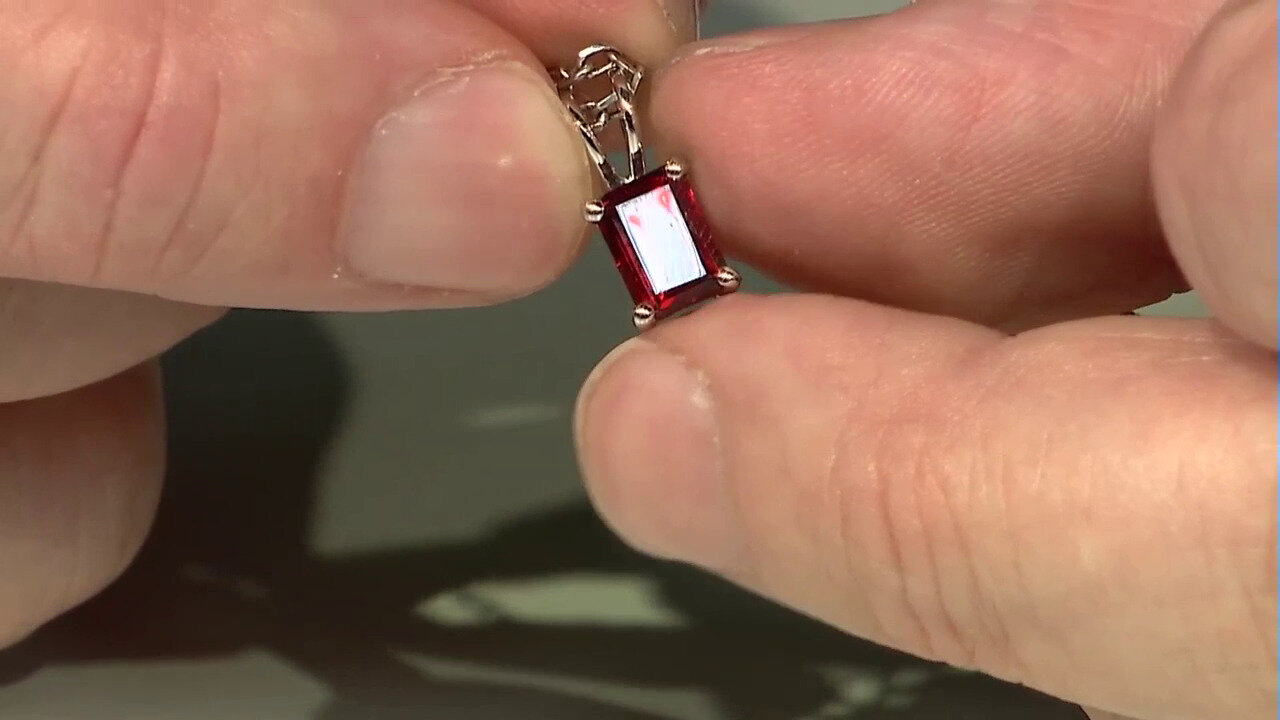 Video Mozambique Garnet Silver Pendant