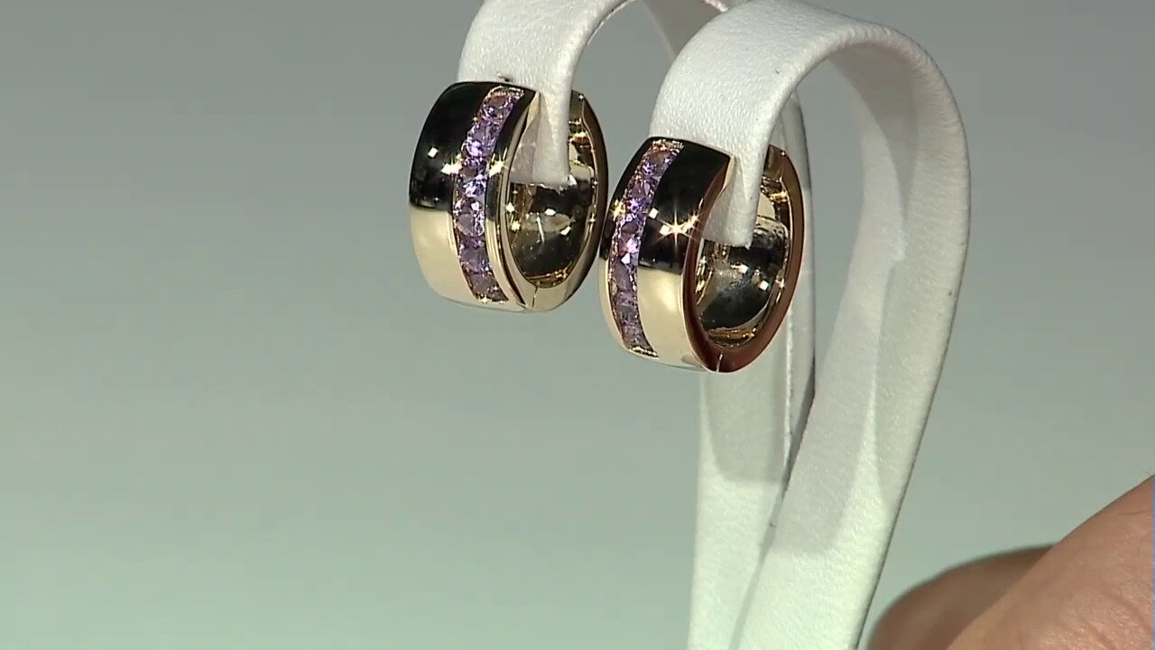 Video Gouden oorbellen met Onverhitte Purper Saffieren