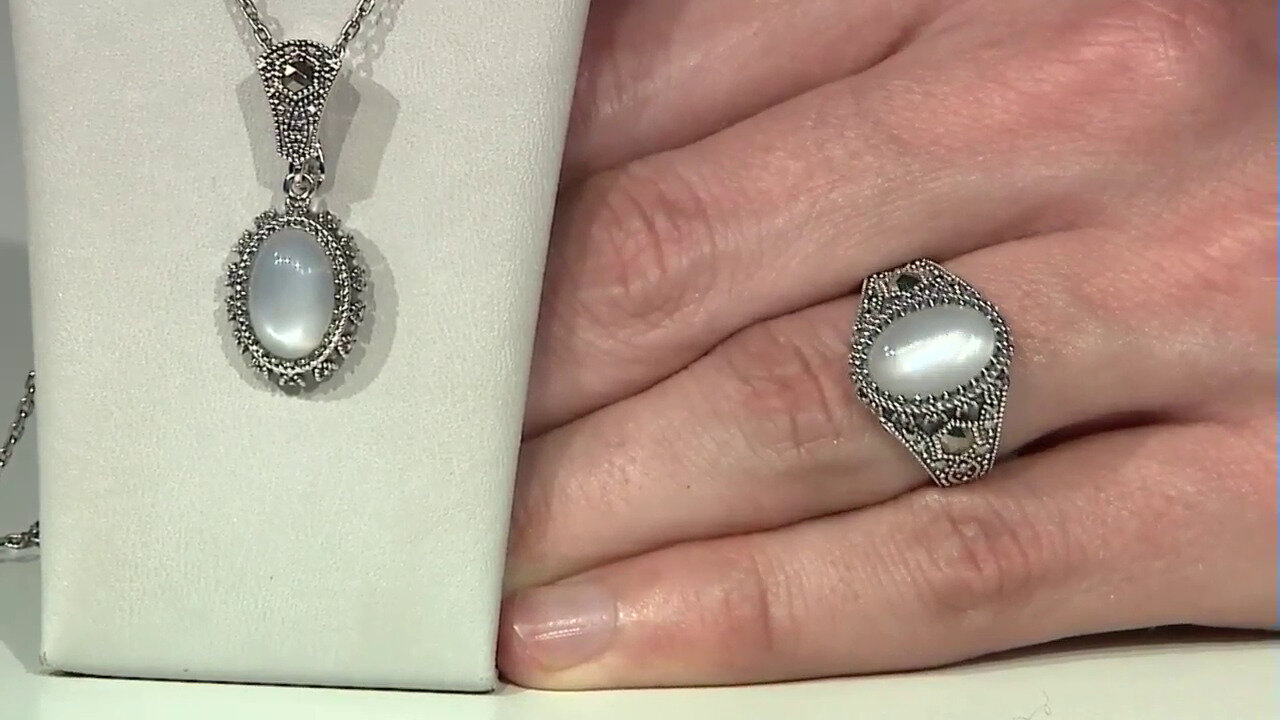 Video Zilveren ring met een witte maansteen (Annette classic)
