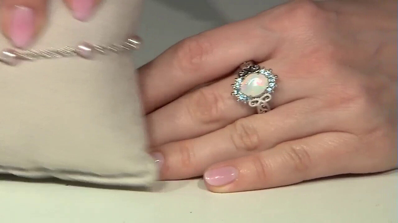 Video Zilveren ring met een Welo-opaal (Dallas Prince Designs)