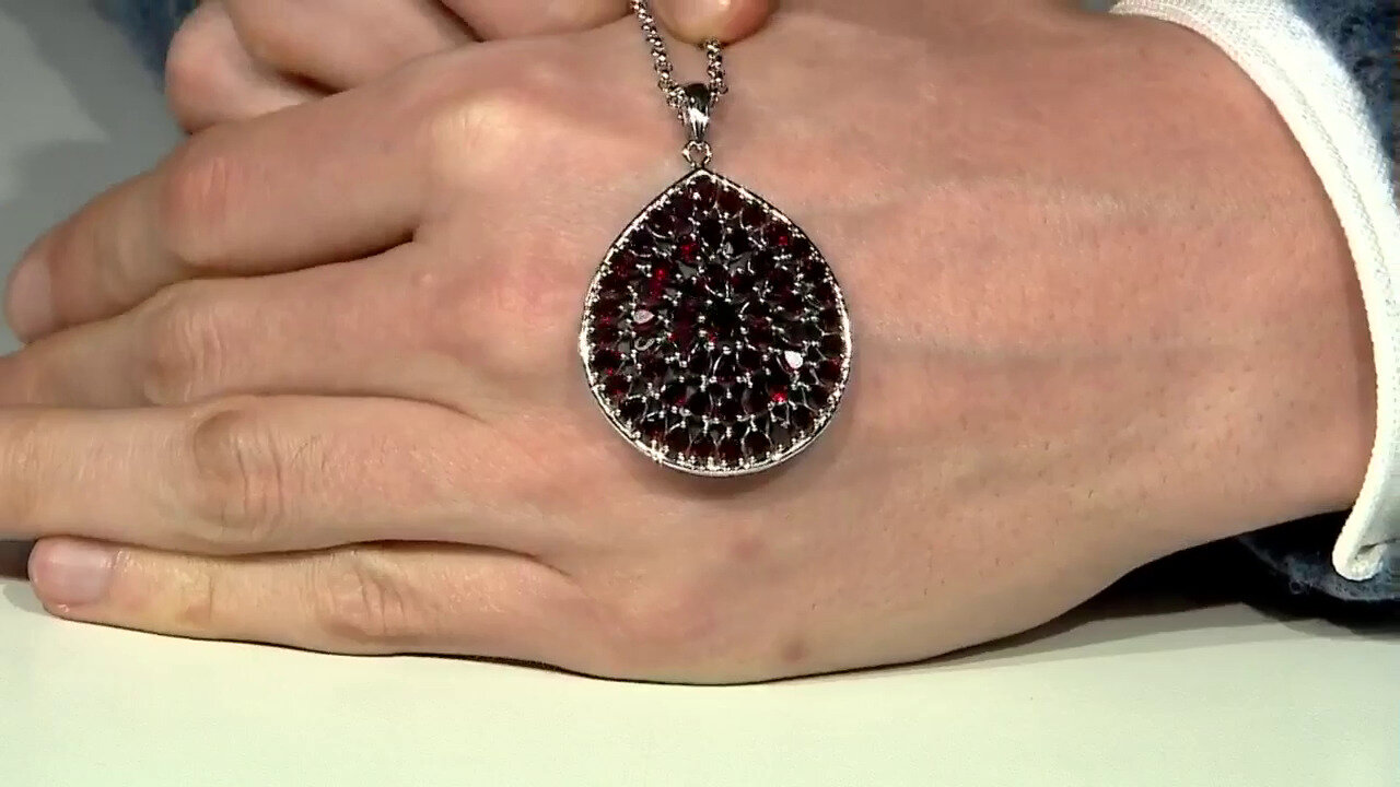 Video Mozambique Garnet Silver Necklace