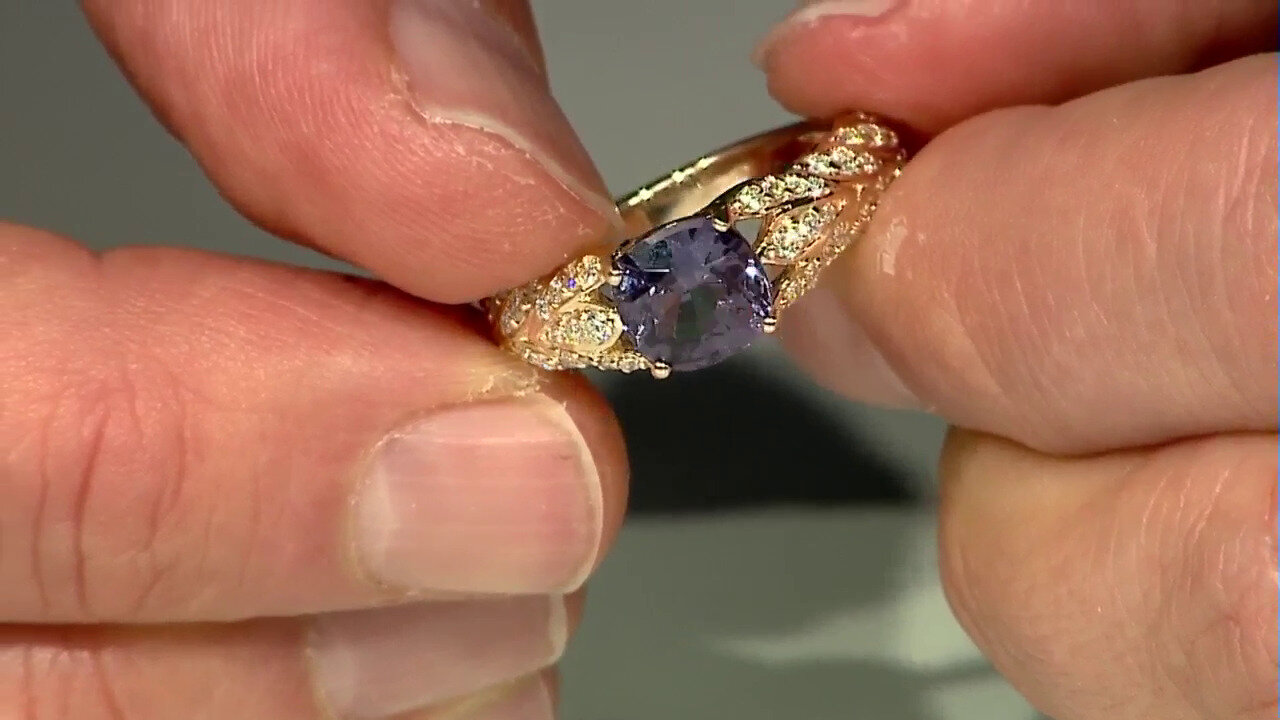 Video Gouden ring met een Lavendel Luc Yen spinel (de Melo)