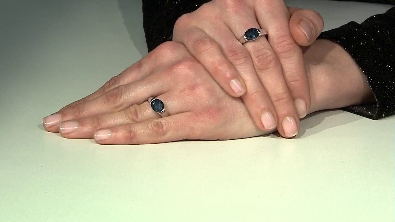 Video Zilveren ring met een Londen-blauwe topaas