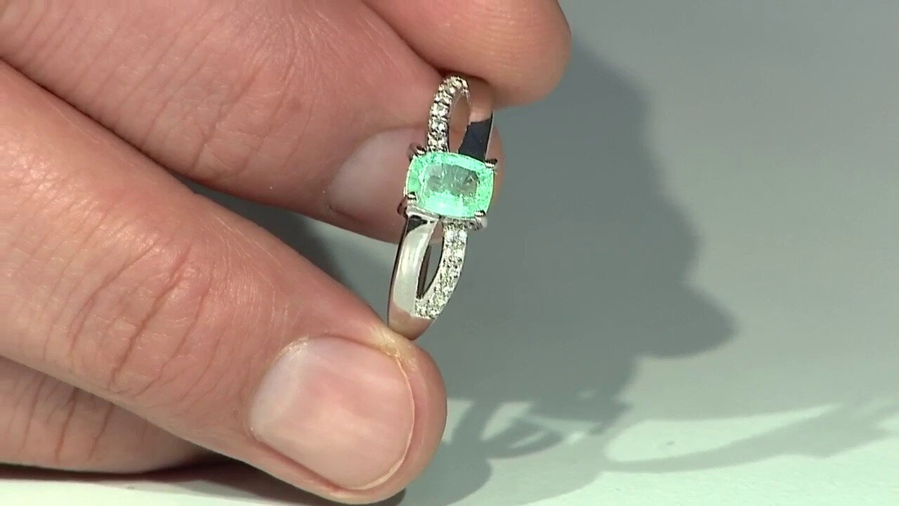 Video Zilveren ring met een Colombiaanse smaragd