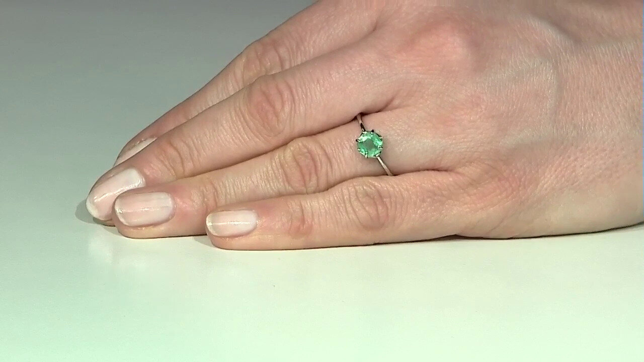 Video Platina ring met een Braziliaanse smaragd