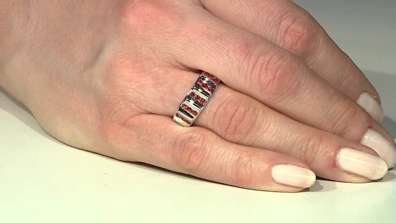 Video Zilveren ring met Tanzania robijnen