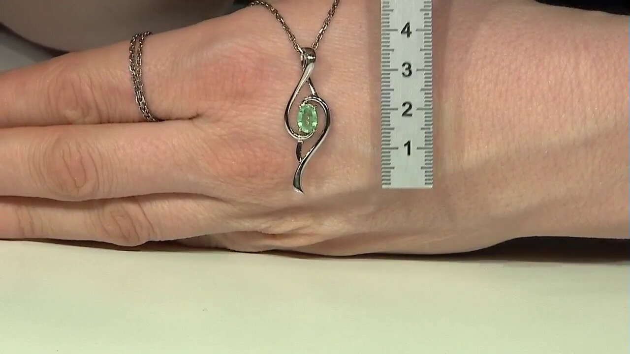 Video Zilveren hanger met een Russische smaragd