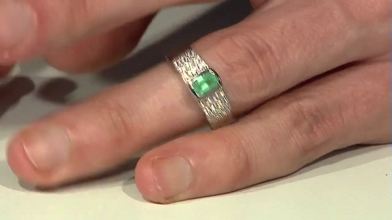 Video Zilveren ring met een Colombiaanse smaragd