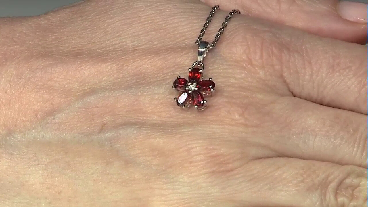 Video Mozambique Garnet Silver Pendant