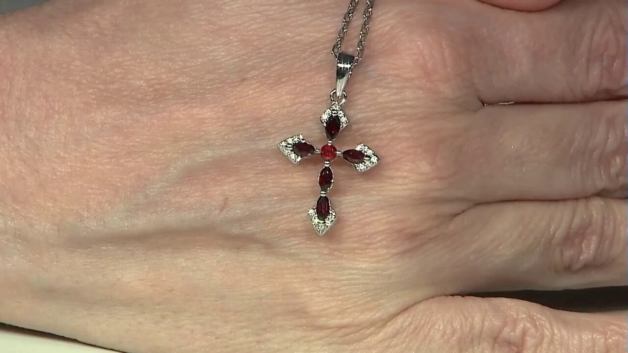 Video Mozambique Garnet Silver Pendant