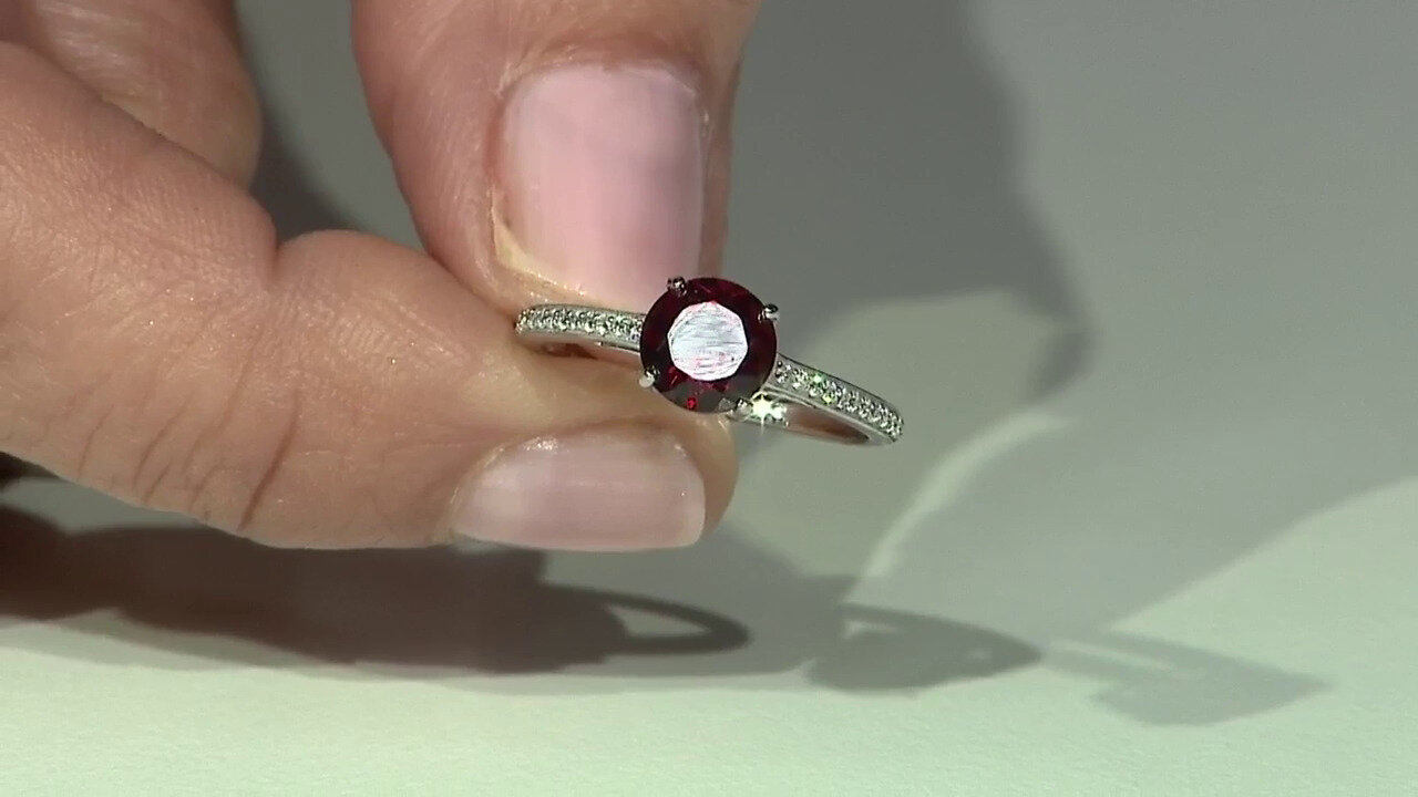 Video Mozambique Garnet Silver Ring