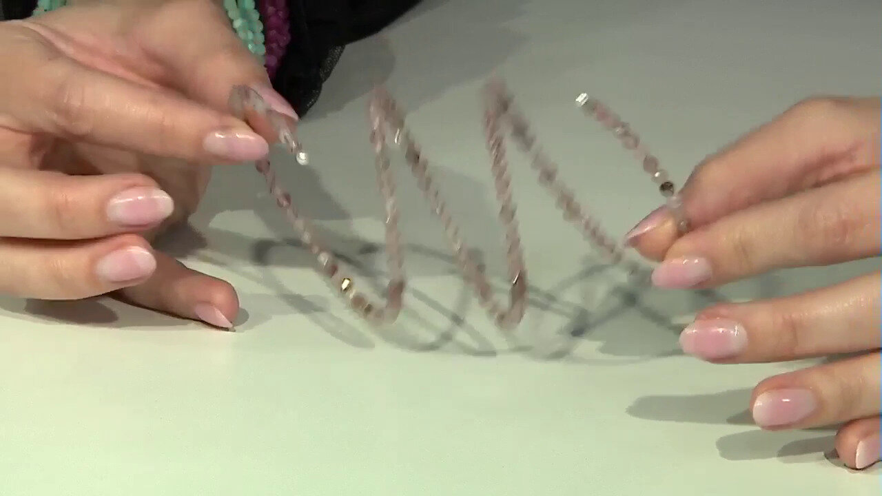 Video Armband met aardbei kwartskristallen (Riya)
