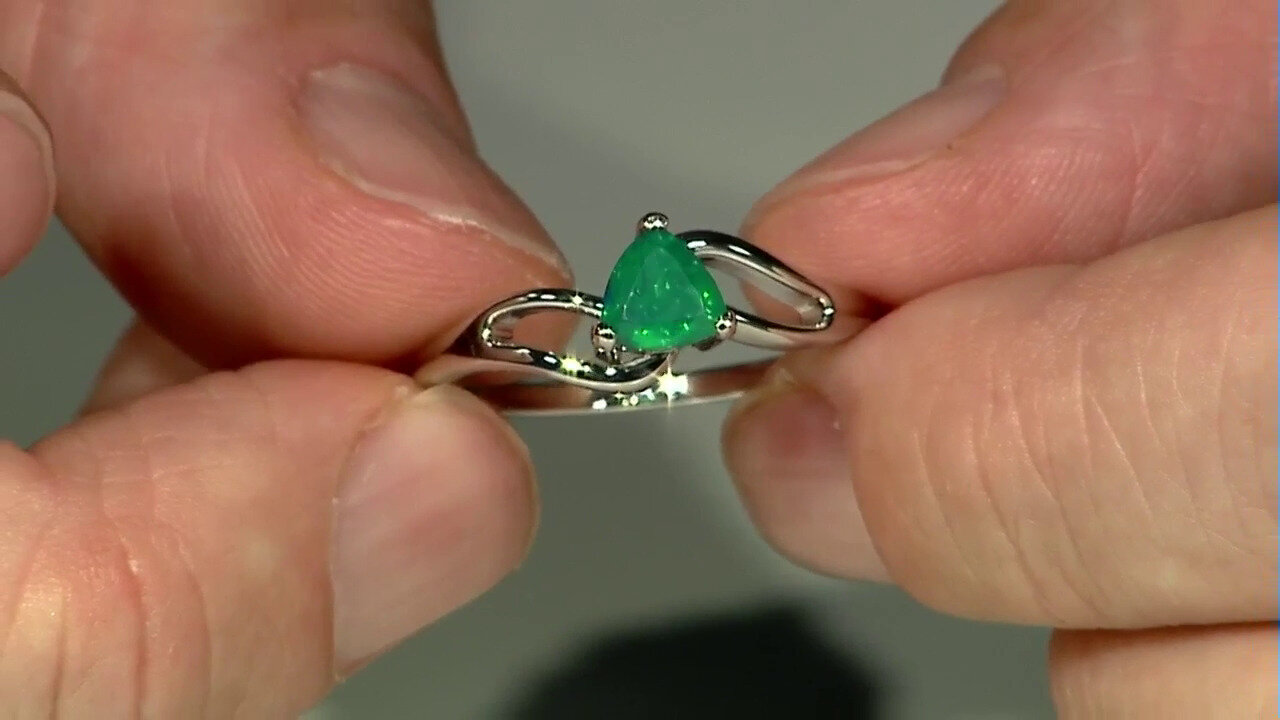 Video Zilveren ring met een groene opaal
