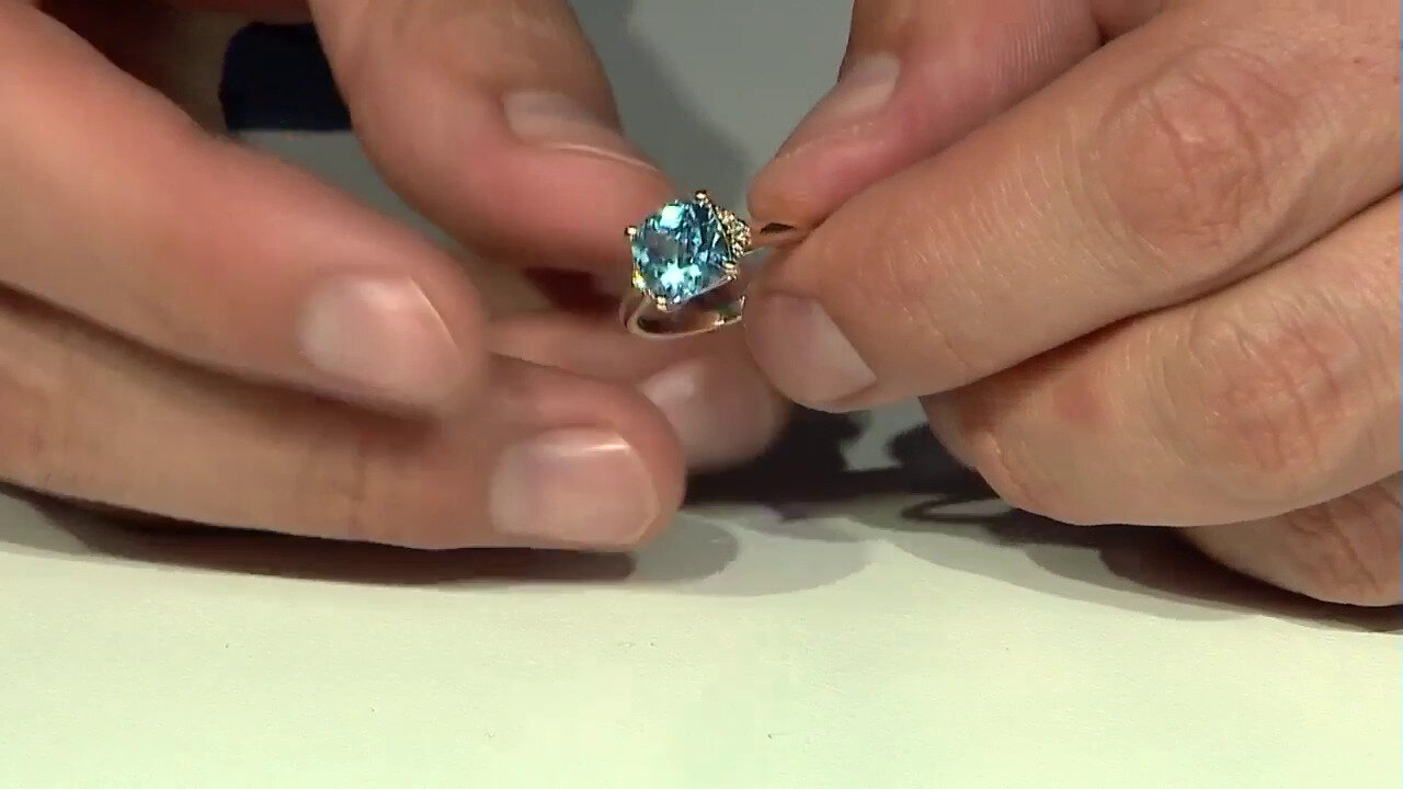 Video Gouden ring met een Zwitsers-blauwe topaas