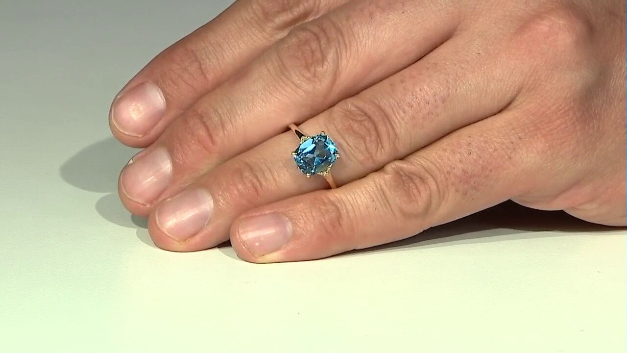Video Gouden ring met een Zwitsers-blauwe topaas