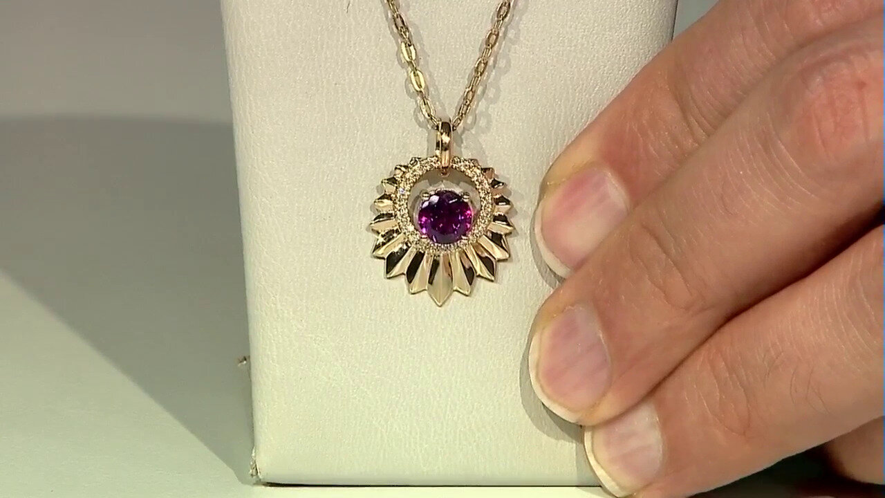 Video 9K Magenta Garnet Gold Pendant (de Melo)