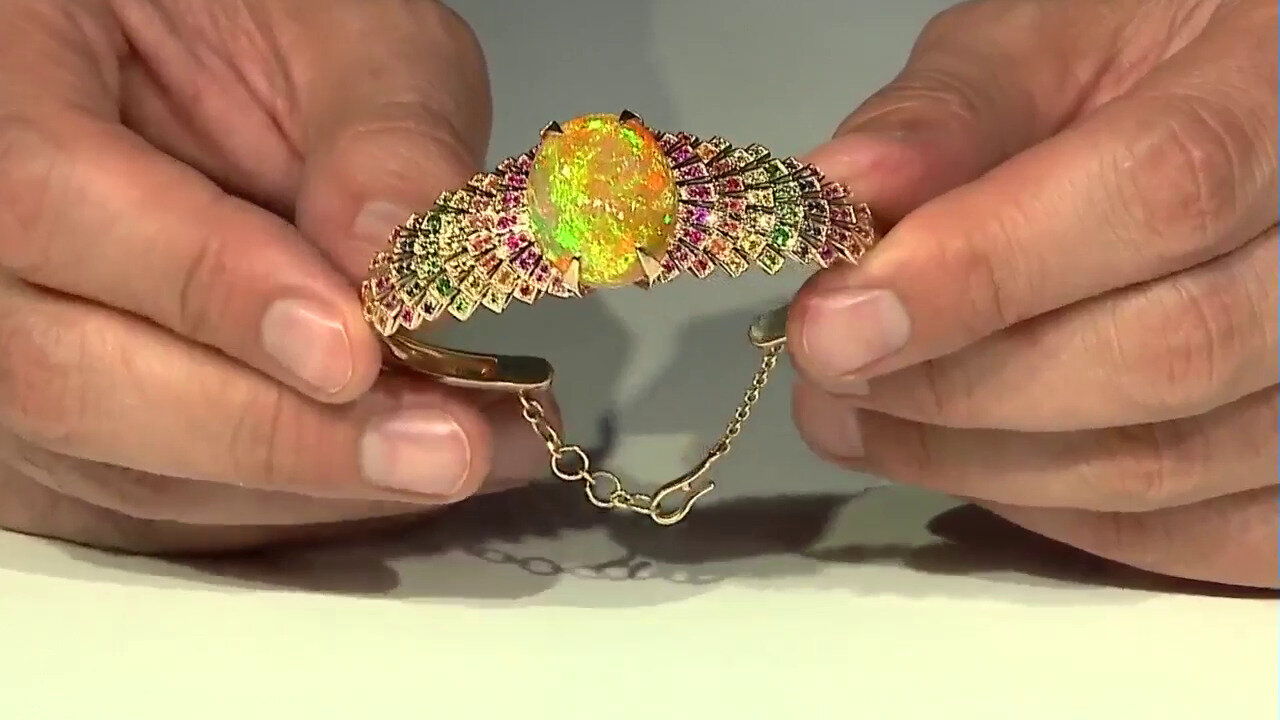 Video 18K Welo Opal Gold Bangle (AMAYANI)