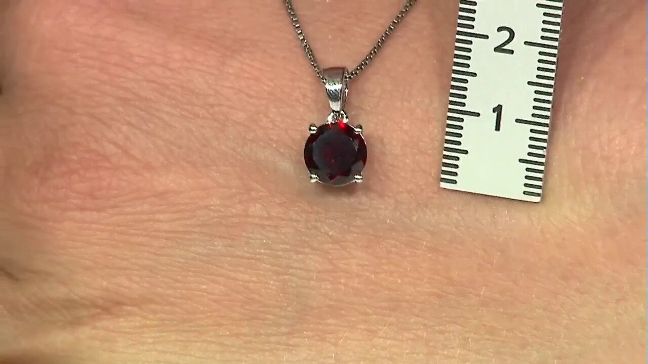 Video Mozambique Garnet Silver Pendant