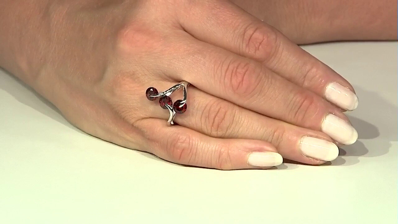 Video Mozambique Garnet Silver Ring