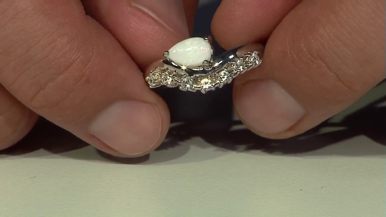 Video Zilveren ring met een witte opaal