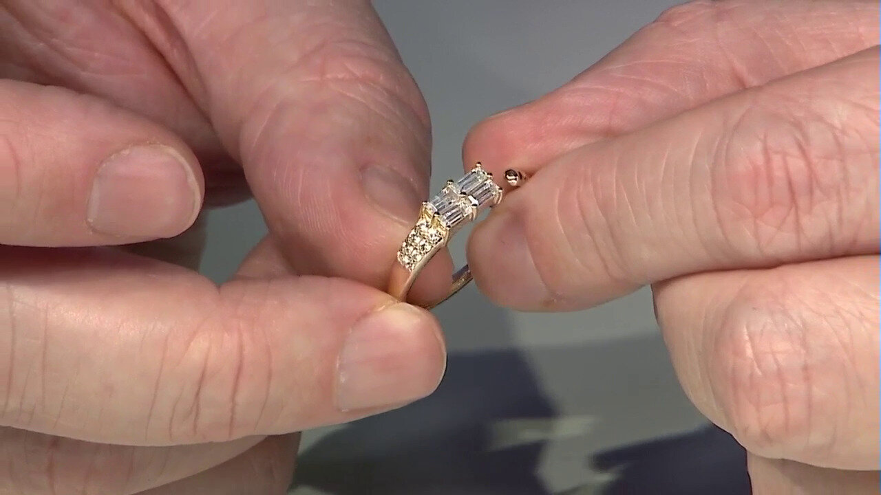 Video 9K Zircon Gold Ring (de Melo)