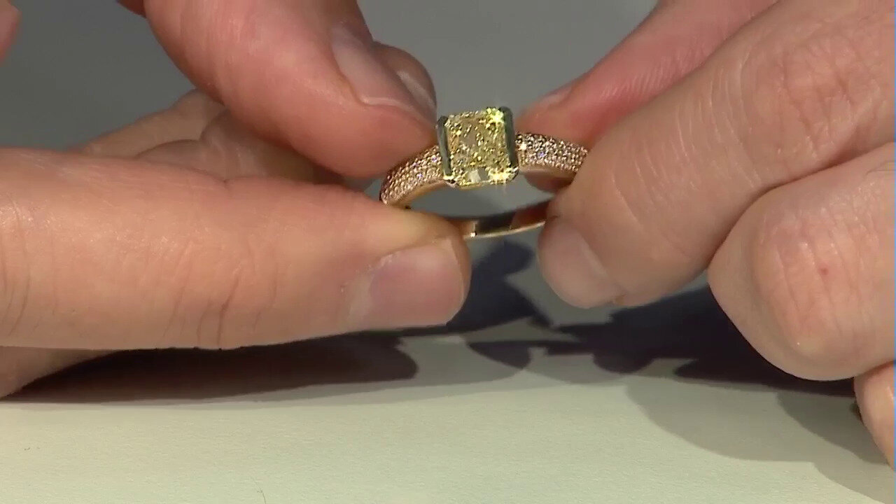 Video 18K SI2 Yellow Diamond Gold Ring (de Melo)