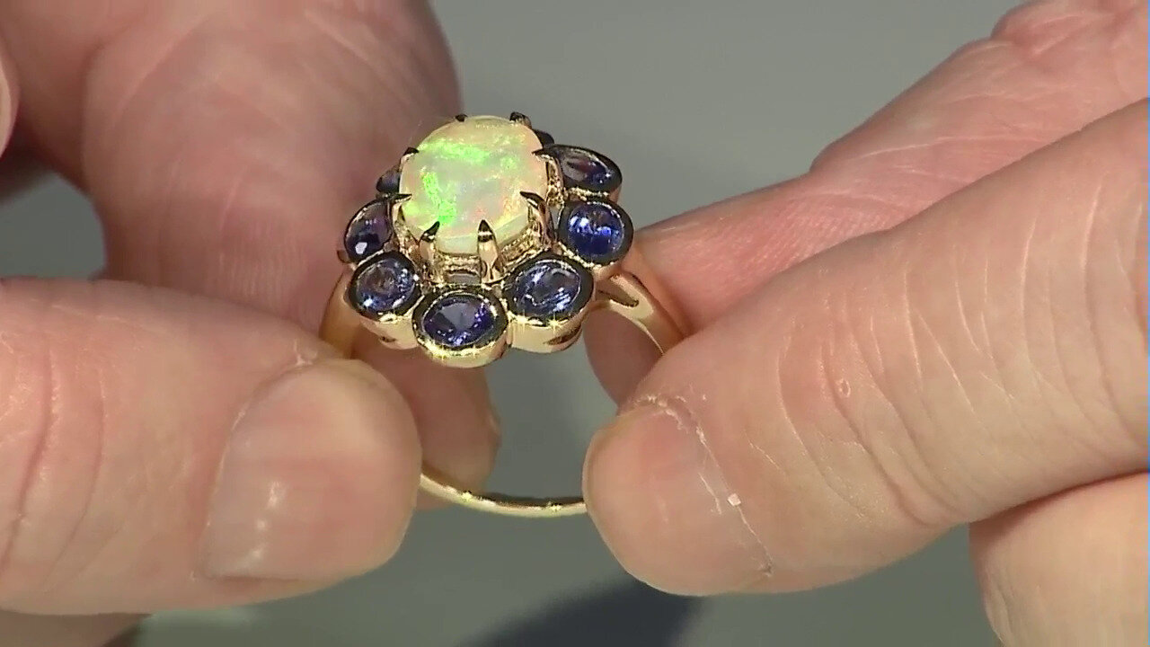 Video Gouden ring met een Welo-opaal